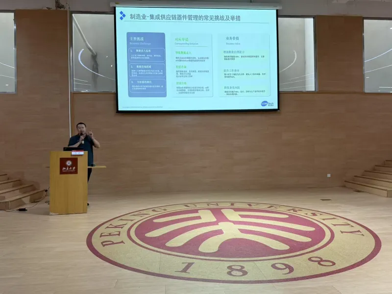 Yang Ting und Hu Tengyu dozieren im MBA-Workshop der Peking-Universität